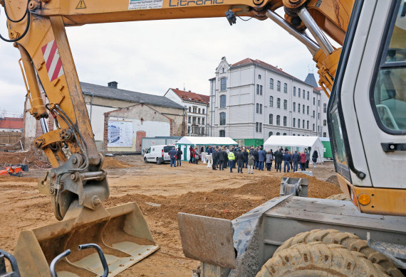 Rund 100 geladene Gäste wohnten der Grundsteinlegung am Neumarkt bei.