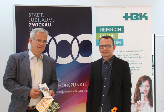 Dr. med. Stefan Merkelbach (links im Bild) und Robert Pusch (rechts) am Stand des HBK