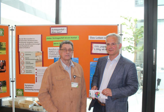 Nach der Veranstaltung stehen Klaus-Dieter Buchelt (links im Bild) und Dr. med. Stefan Merkelbach (rechts)den Besuchern für individuelle Fragen zur Verfügung