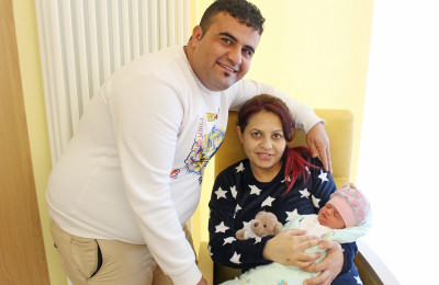 Baby Roslyn verschläft das erste Fotoshooting mit ihren Eltern Abdulkader und Rokan.
