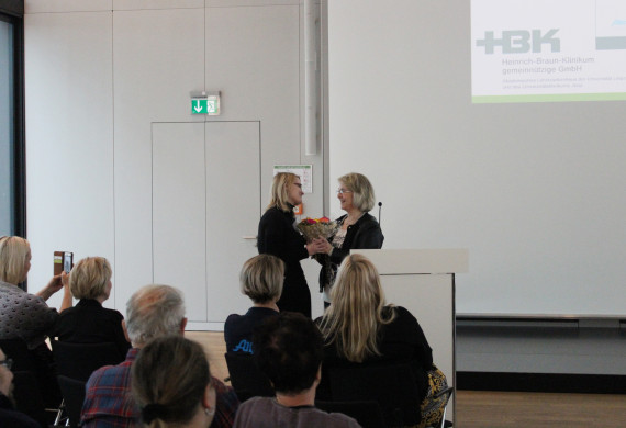 Die Selbsthilfegruppe-Adipositas Zwickau verabschiedete ihre ehemalige Gruppenleiterin Bianca Reimling (links) und bedankte sich für die gemeinsame Zeit.