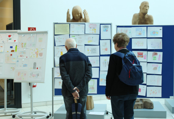 Die Fotoausstellung zum Schulprojekt „Ein Blick in die Brotbüchse – die Gesundheit unserer Kinder liegt in unseren Händen“ im Foyer des Bürgersaals animierte die Besucher zum Nachdenken.