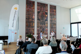 Chefarzt Dr. med. Reinhold Müller (rechts) moderierte die Veranstaltung