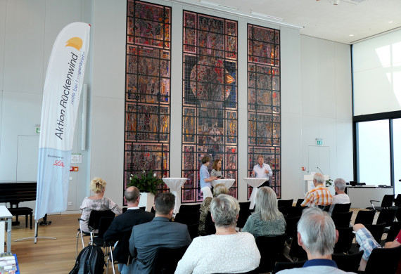 Chefarzt Dr. med. Reinhold Müller (rechts) moderierte die Veranstaltung