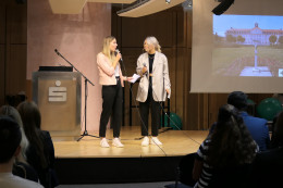 Ronja Schaulinski (links) und Luise Weller (rechts), beide Auszubildende im 2. LJ zum Physiotherapeuten, moderierten die Aufnahmefeier.