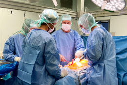 Dr. med. Fröhlich bei der Durchführung einer Zystektomie (Harnblasenentfernung)