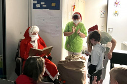 Große und kleine Patienten freuten sich über den Besuch des Weihnachtsmannes.