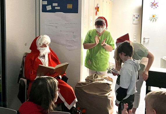 Große und kleine Patienten freuten sich über den Besuch des Weihnachtsmannes.