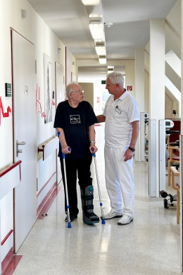 Chefarzt der Klinik für Unfallchirurgie Hon.-Prof. Dr. med. Bernhard Karich (rechts) mit Patient Wolfgang Eisenreich (links, 101. Patient).
