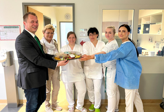 Pflegedirektor Mirko Schmidt verteilte auf einigen Stationen höchstpersönlich den leckeren Gruß und übermittelte Dankesworte.