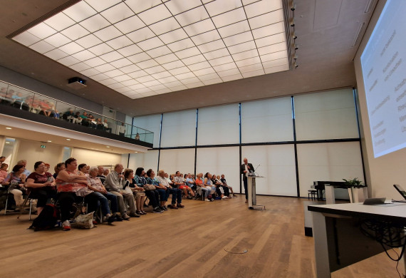Über 100 Interessierte Besucher verfolgten die Vorträge im Bürgersaal des Rathauses.