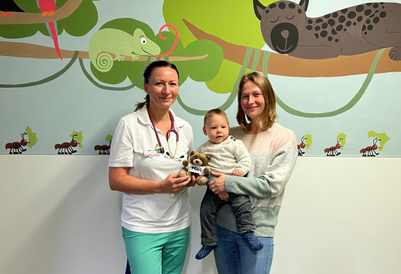 Anne Heinzig (rechts) zusammen mit Söhnchen Felix zu Besuch auf der neonatologischen Station bei Kathleen Fiedler (links, Oberärztin in der Kinderklinik).
